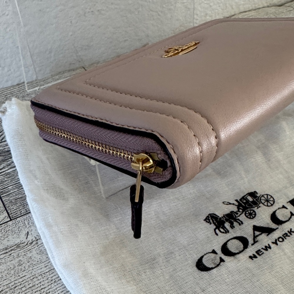 Coach Medium ID Zip Wallet in Colorblock with Border Quilting NWOT - Picture 3 of 13
